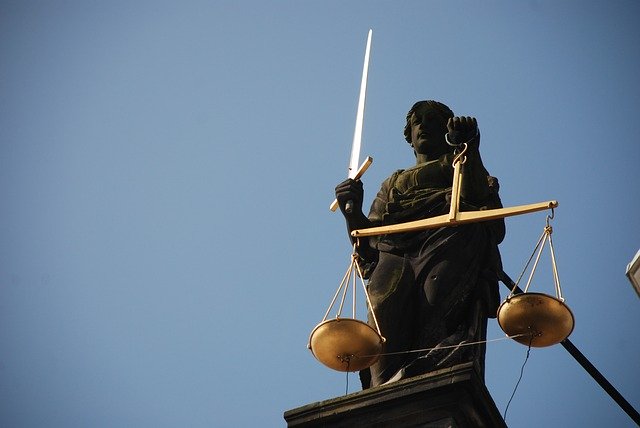 Recht Vrouwe Justitia zwaard weegschaal