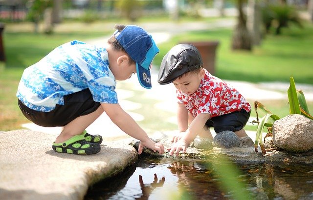 Kinderen buiten spelen plezier